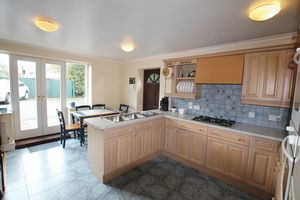 Kitchen/Breakfast Room- click for photo gallery